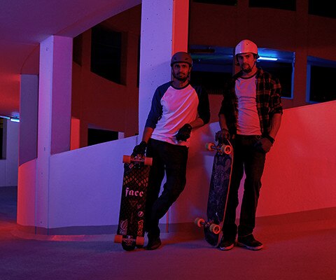 Guto และ Sebastian นักกีฬาลองบอร์ดกับ G 310 R Park n Ride Challenge
