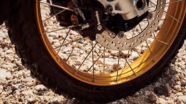 รายละเอียดล้อหน้าของ BMW F 850 GS Adventure รุ่นใหม่