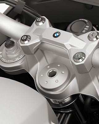 The adjustable fork of the F 900 GS Adventure from BMW Motorrad