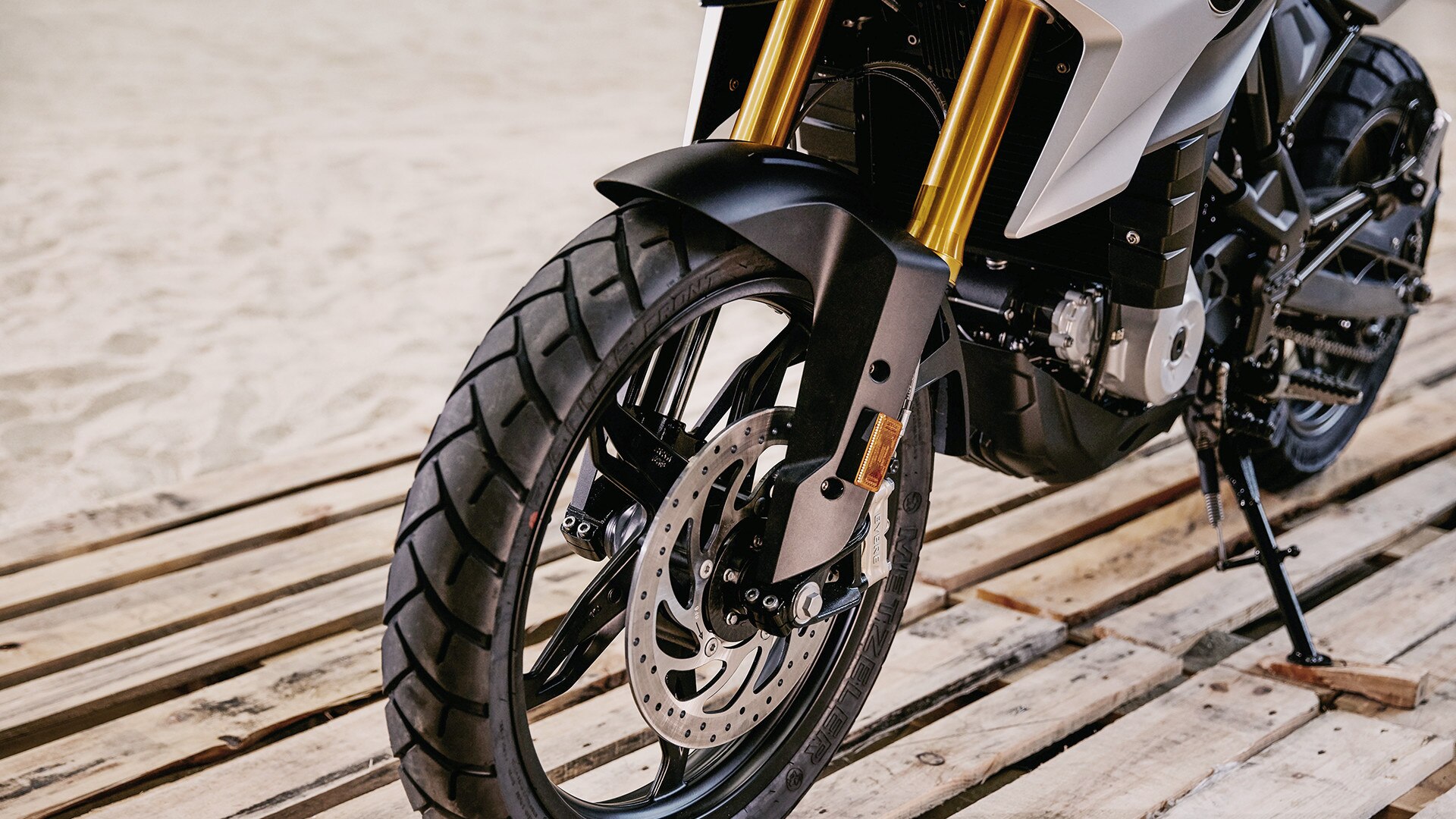 โช๊คอัพแบบหัวกลับชุบอาโนไดซ์สีทองของ G 310 GS