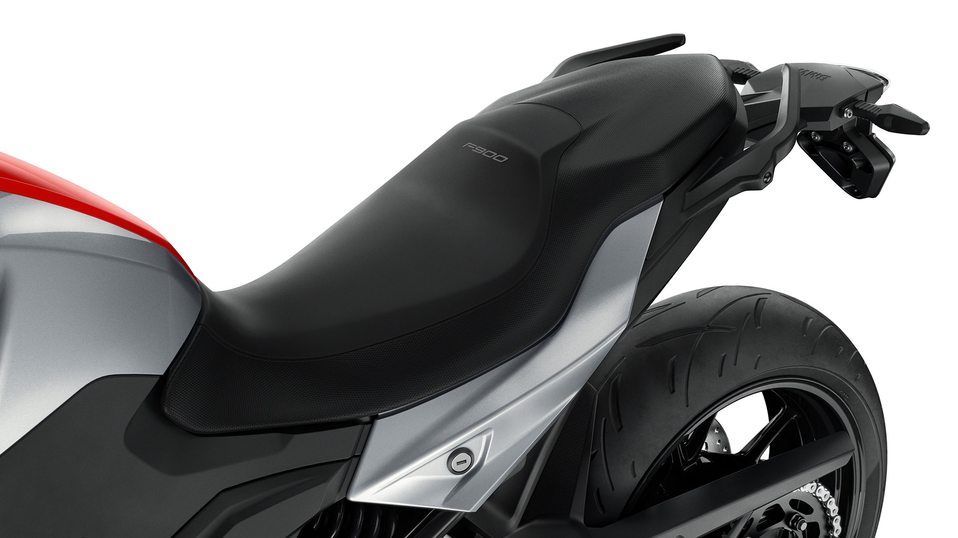 We see the seat of the F 900 R. It adapts to all riders thanks to the six seat heights.