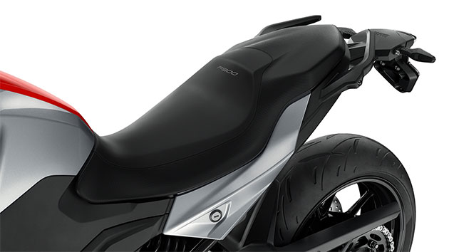We see the seat of the F 900 R. It adapts to all riders thanks to the six seat heights.