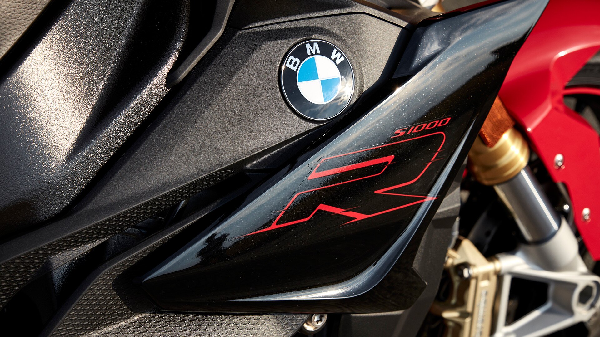 โลโก้ "R" ของ S 1000 R