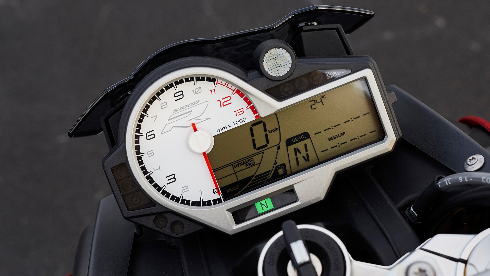 แผงหน้าปัดแบบสารพัดประโยชน์ของ S 1000 R