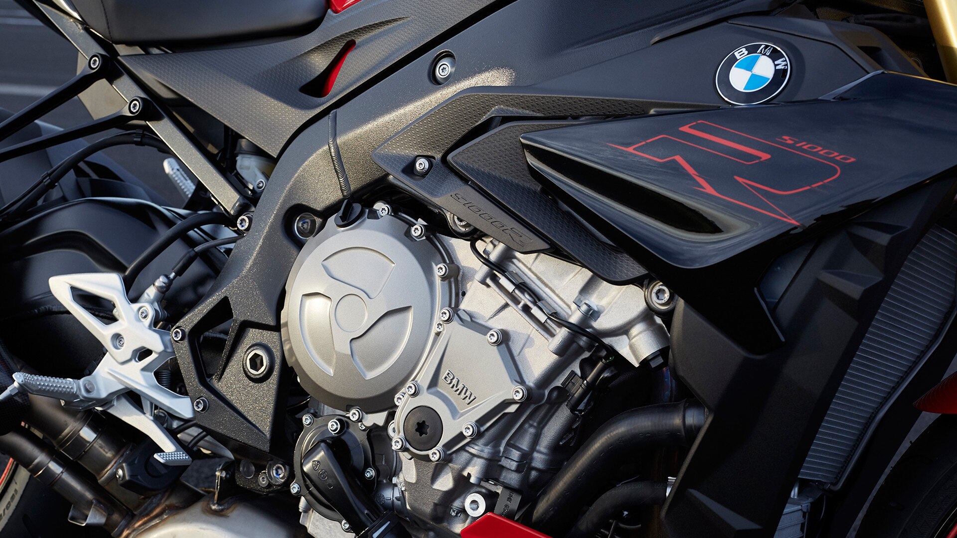 ขอบประดับข้างแบบลดทอนของ S 1000 R