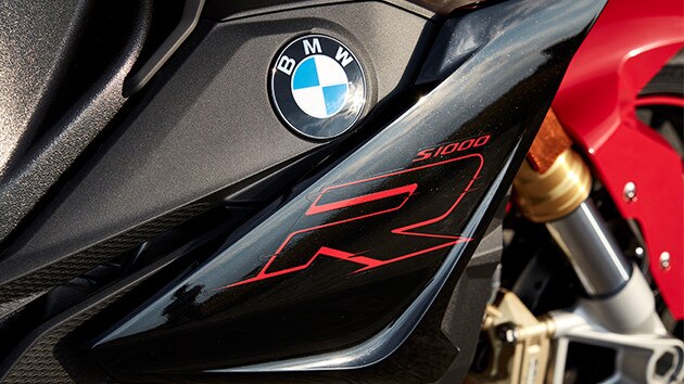 โลโก้ "R" ของ S 1000 R