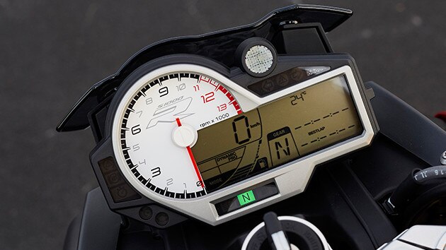 แผงหน้าปัดแบบสารพัดประโยชน์ของ S 1000 R