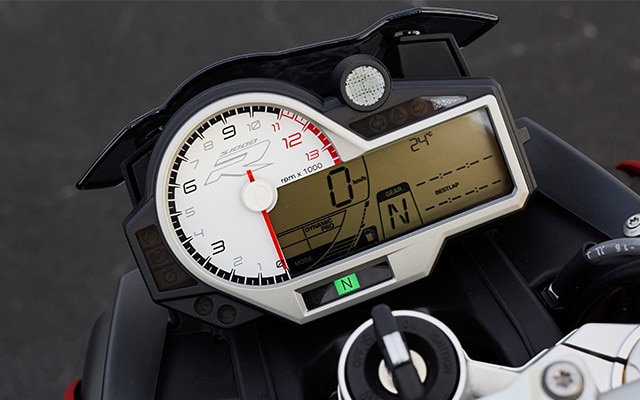 แผงหน้าปัดแบบสารพัดประโยชน์ของ S 1000 R