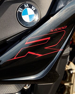 โลโก้ "R" ของ S 1000 R
