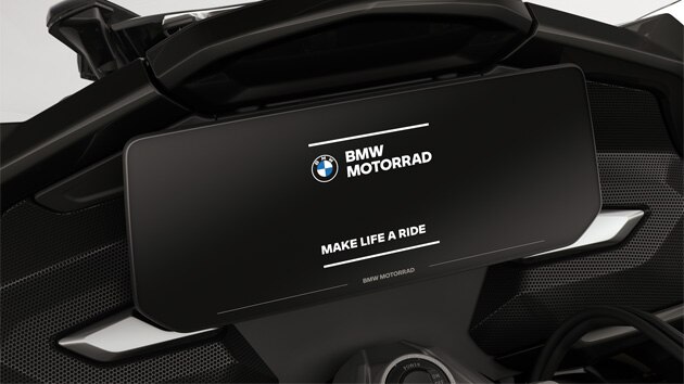 Focus on the colour display with BMW Motorrad start screen.
